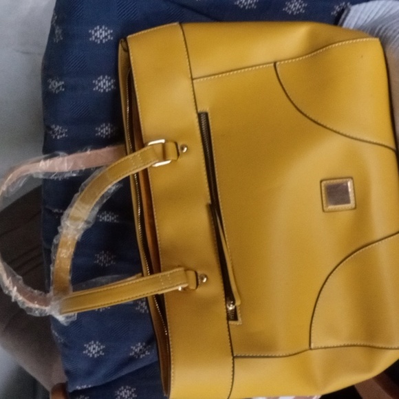Handbags - NWOT GOLD Handbag